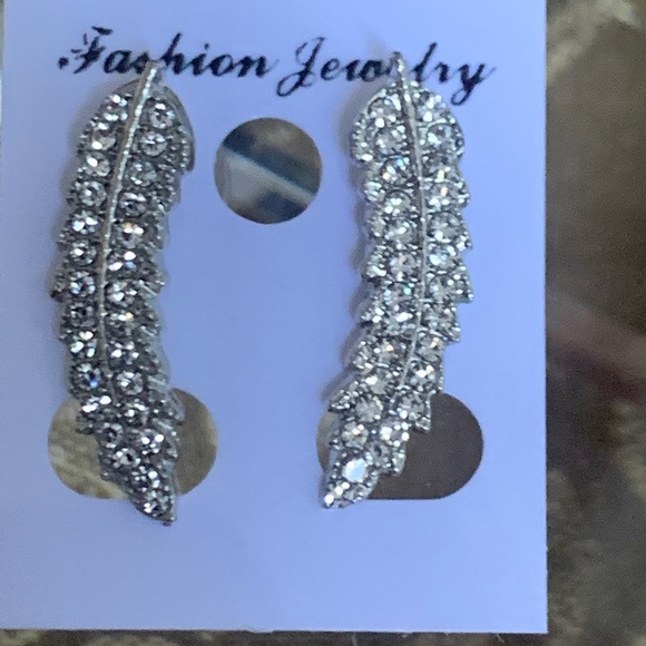 SILVER TONE Feather Ear Climber - Picture 2 of 8